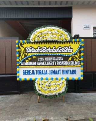 Papan Bunga Duka di Berbas Pantai